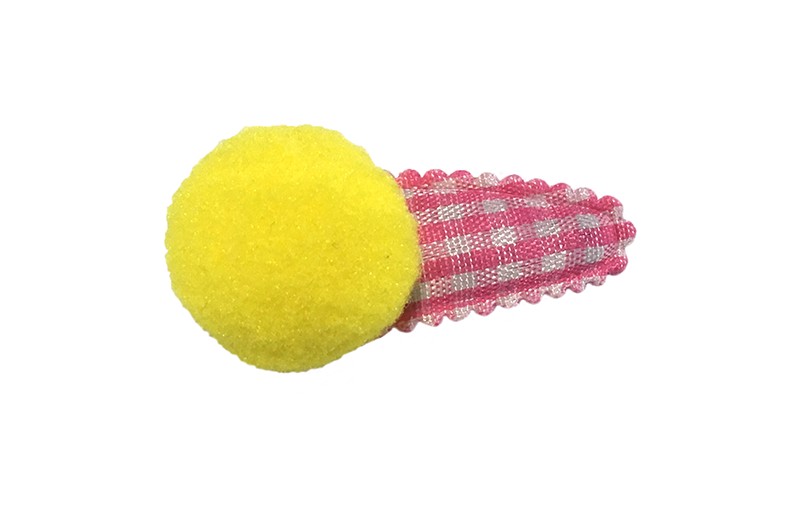 Vrolijk roze geruit baby peuter haarspeldje. 
Met een felroze pompommetje. 