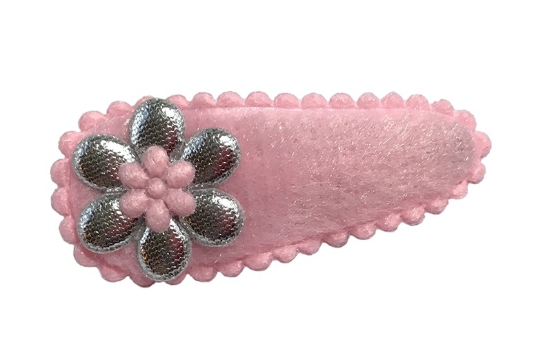 Schattig lichtroze fluffy peuter haarspeldje. 
Met een zilver glanzend bloemetje en een licht roze mini bloemetje. 