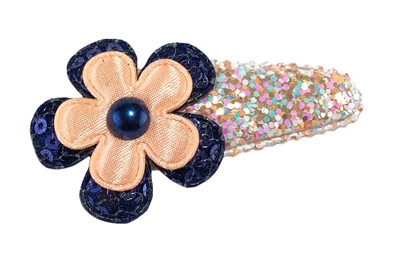 Vrolijk licht zalmroze peuter kleuter haarspeldje met kleine glittertjes. 
Met een donkerblauw bloemetje met kleine pailletjes, een effen zalmroze bloemetje en een donkerblauw pareltje. 