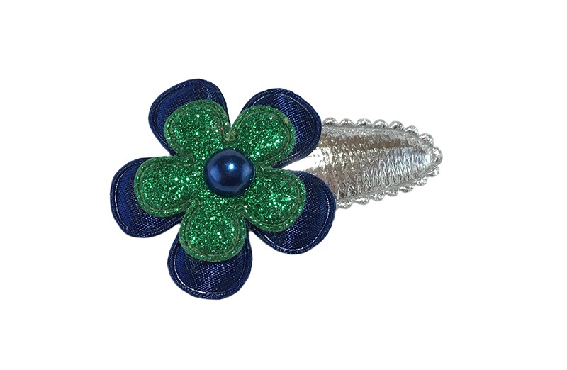 Vrolijk glanzend zilver peuter meisjes haarspeldje. 
Met een effen donkerblauw bloemetje, een groen glitter bloemetje en een donkerblauw pareltje. 