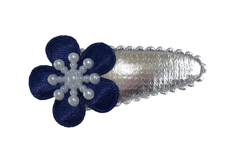 Leuk zilver glanzend peuter haarspeldje. 
Met een donkerblauw bloemetje en een wit ijssterretje. 