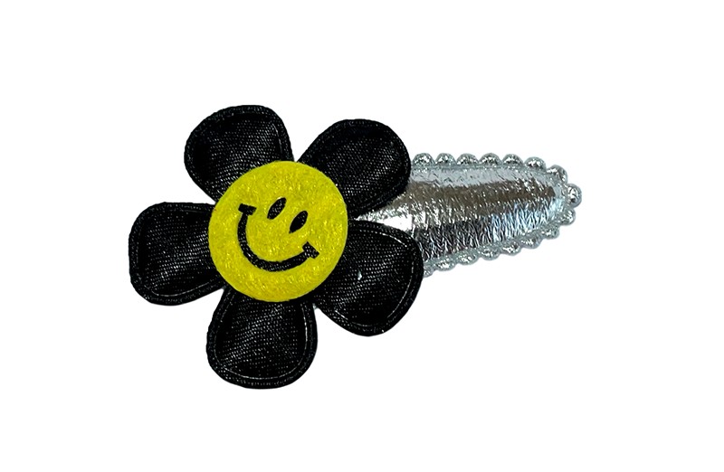 Vrolijk zilver glanzend peuter meisjes haarspeldje. 
Met een effen zwart bloemetje (1 maatje/centimeter kleiner als op de foto) en een gele smiley. 