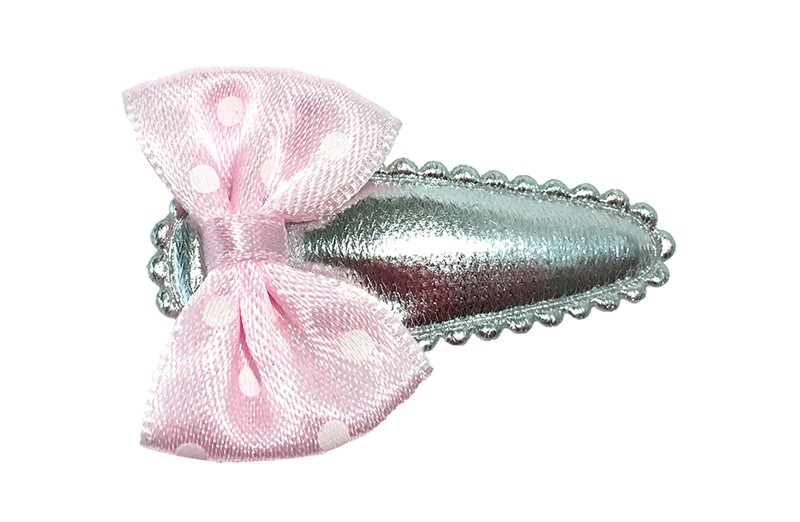 Schattig zilveren peuter haarspeldje met een licht roze strikje met witte stippeltjes. 