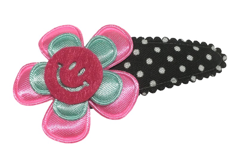 Leuk zwart met wit gestippeld peuter kleuter haarspeldje. 
Met een fel roze en groen bloemetje. En een vrolijke roze smiley. 