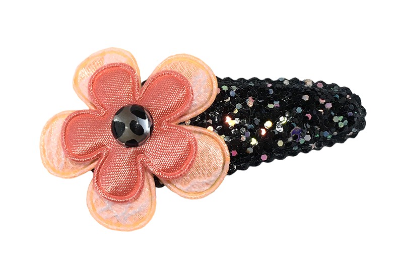Vrolijk peuter kleuter haarspeldje zwart glitter. 
Met een zalmroze bloemetje in kantlook en een koraalroze bloemetje. 
Afgewerkt met een klein dierenprint pareltje.