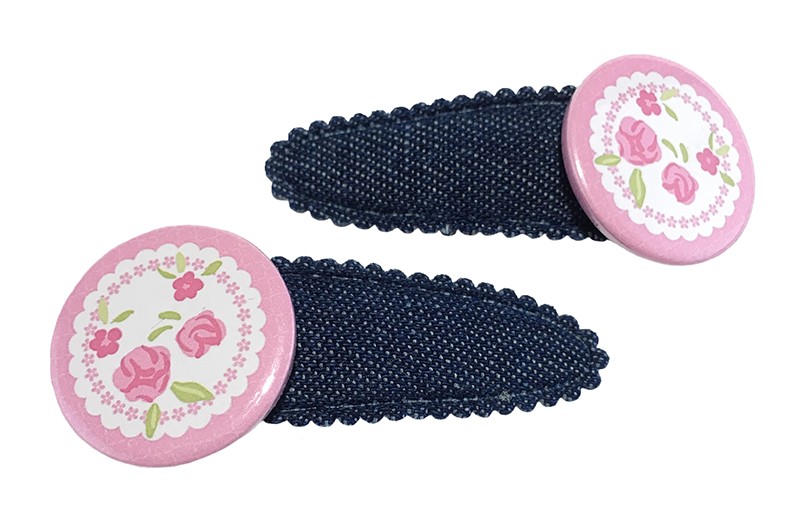 Vrolijk setje van 2 denim blauwe peuter kleuter haarspeldjes. 
Met op elk een leuke button met roze roosjes. 