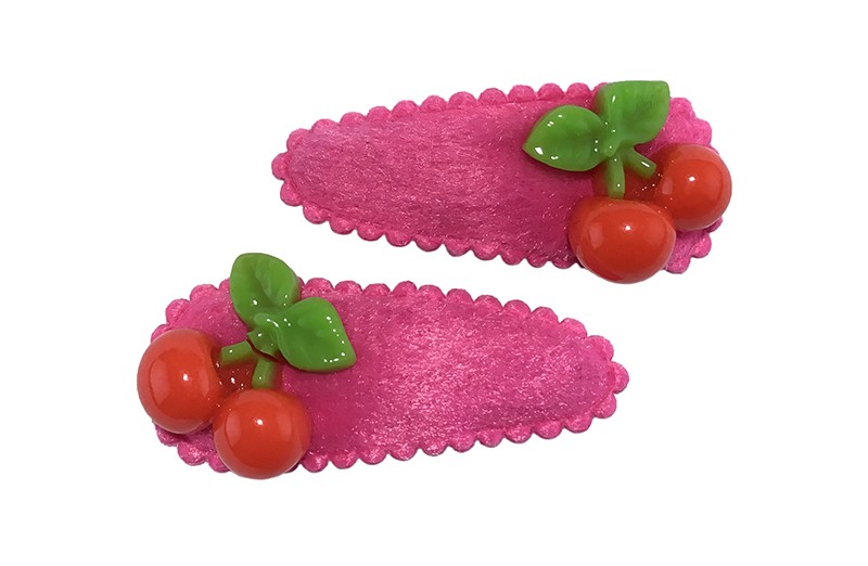 Vrolijk setje van 2 fuchsia roze peuter haarspeldjes. 
Met op elk rode kersjes. 
