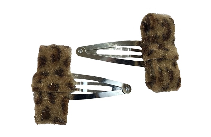 Schattig setje van 2 peuter kleuter haarspeldjes. 
Met op elk een bruin tijgerprint strikje van stof. 
De strikjes zijn ongeveer 4 centimeter breed. 