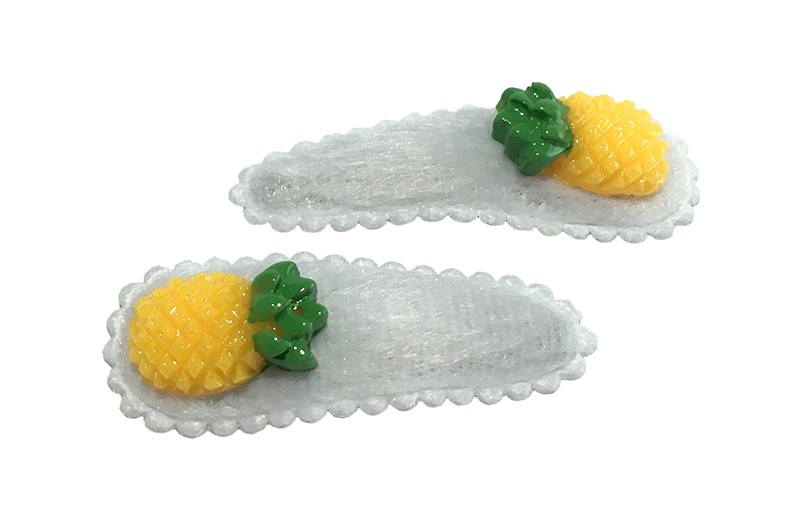 Vrolijk setje van 2 witte fluffie peuter haarspeldjes met op elk een geel groen ananas figuurtje. 