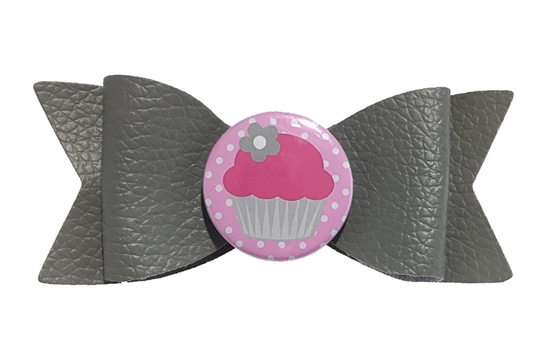 Leuk grijs leren haarstrikje met daarop een hippe button met roze cupcake. 