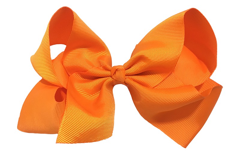 Vrolijke haartjes met deze extra grote oranje haarstrik van lint. Op een alligator knip van 5,5 centimeter vastgemaakt, zet makkelijk in het haar. 