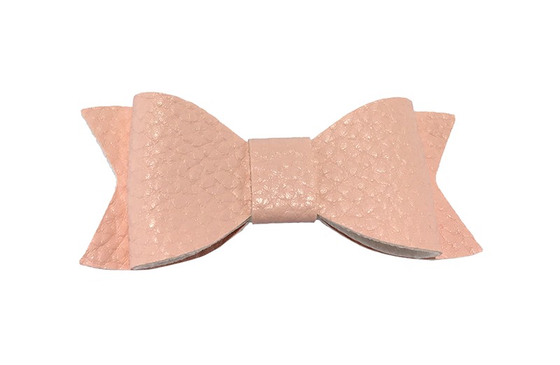 Leuk licht zalm roze haarstrikje van leer (klein). 
Leuk voor peuter meisjes en grotere meisjes. 
Het strikje is vastgemaakt op een handig haarknipje met kleine tandjes van 4.5 centimeter. Bekleed met lila roze lint. 