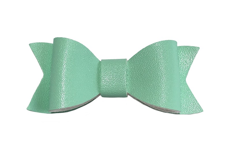 Leuk licht (mint) groen haarstrikje van leer (klein). Leuk voor peuter meisjes en grotere meisjes. 
Het strikje is vastgemaakt op een handig alligator knipje van 4.5 centimeter. Bekleed met licht mint groen lint, handig in de haartjes te zetten. 