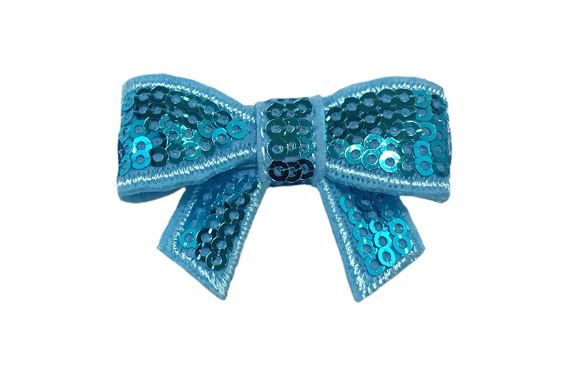 Vrolijk licht blauw haarstrikje met pailletjes. 
De glanzende paiiletjes geven dit strikje een vrolijke, feestelijke uitstraling! Op een handig alligator knipje van 4 centimeter. 
Enkel of per 2 stuks, je kunt met deze strikjes heel veel leuke, vrolijke kapseltjes maken. 
