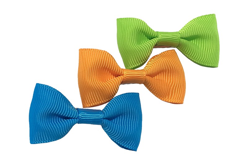 Leuk setje van 3 kleine haarstrikjes in de kleuren blauw, oranje en appelgroen. 
Op een handig alligatorknipje van ongeveer 3.5 centimeter. 