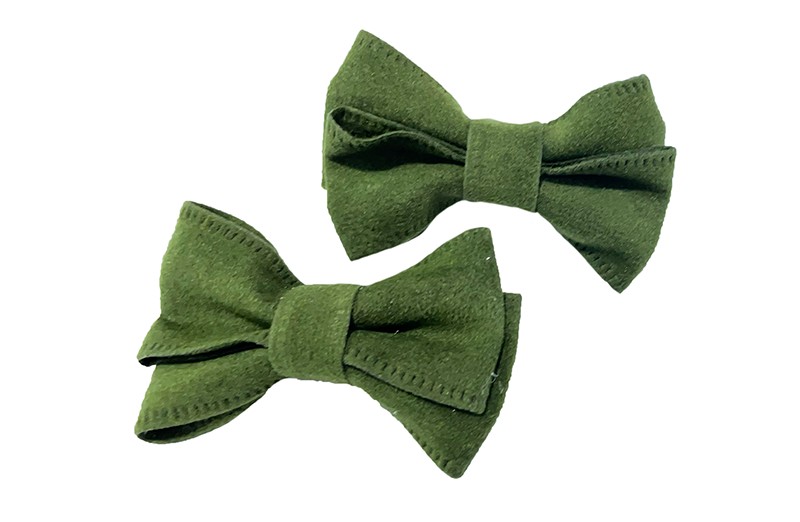 Schattig setje van 2 olijfgroene suedelook strikjes. 
Op een haarknipje met kleine tandjes. Bekleed met lichtgrijs lint. 
Het knipje is ongeveer 3.5 centimeter.