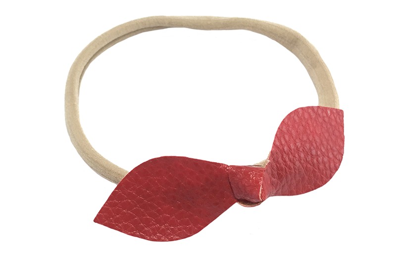 Leuk peuter meisjes haarbandje.
Van rekbaar nylon. 
Met een rode nep leren knoopstrikje van ongeveer 9 centimeter. 