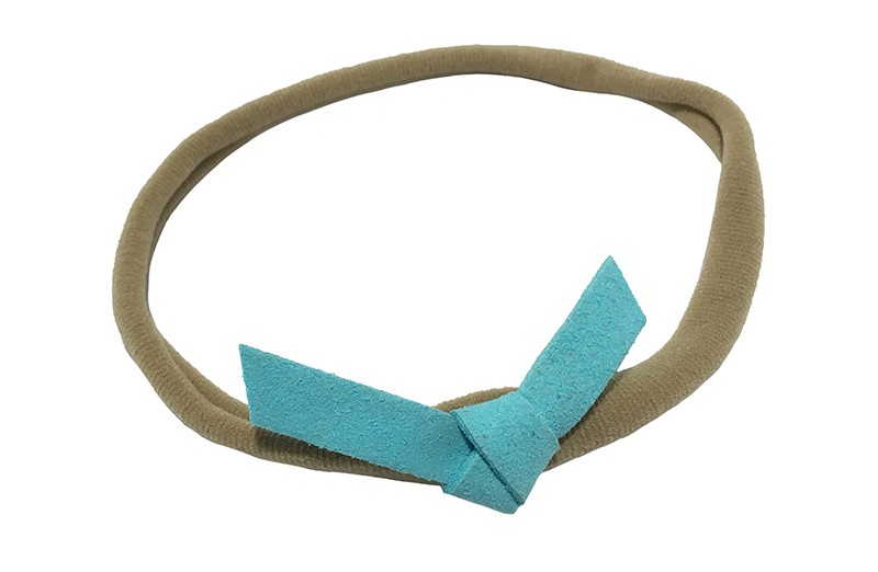 Leuk! Nylon haarbandje met blauw suedelook knoopstrikje. 
Het nylon haarbandje is heel goed rekbaar en daardoor geschikt voor  peuter en kleuter meisjes. 
Leuk in heel veel kapseltjes. 
Het suede knoopstrikje is ongeveer 6 centimeter breed. 