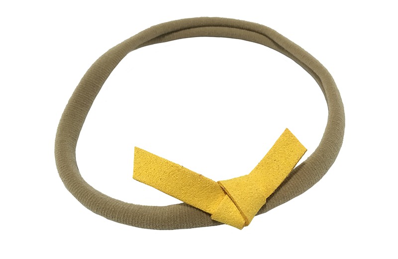 Leuk! Nylon haarbandje met okergeel suedelook knoopstrikje. 
Het nylon haarbandje is heel goed rekbaar en daardoor geschikt voor peuter en kleuter meisjes. 
Leuk in heel veel kapseltjes. 
Het suede knoopstrikje is ongeveer 6 centimeter breed. 