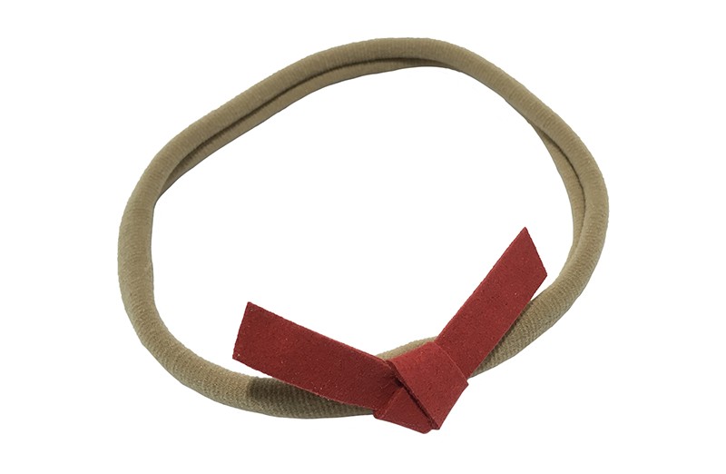 Leuk! Nylon haarbandje met rood suedelook knoopstrikje. 
Het nylon haarbandje is heel goed rekbaar en daardoor geschikt voor  peuter en kleuter meisjes. 
Leuk in heel veel kapseltjes. 
Het suede knoopstrikje is ongeveer 6 centimeter breed. 