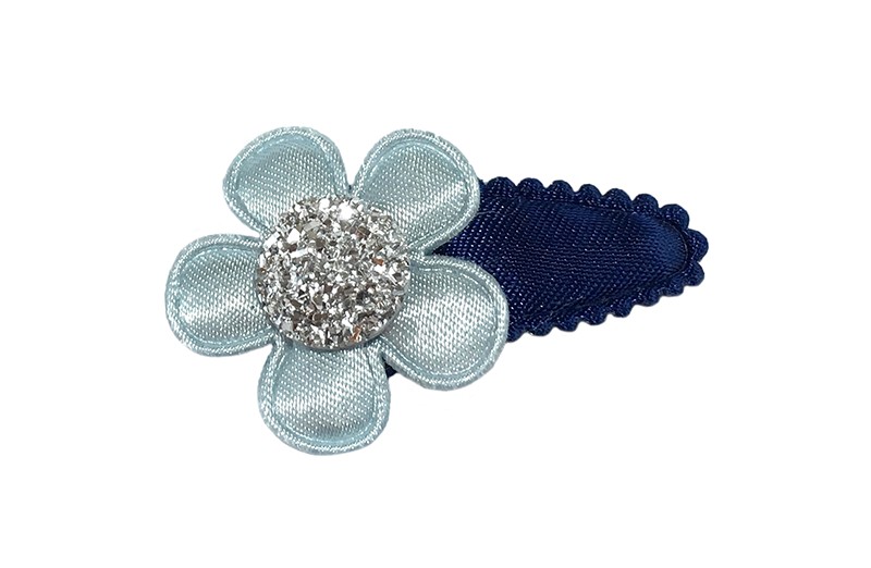 Schattig effen donker blauw baby peuter haarspeldje. 
Met een effen licht blauw bloemetje. 
Afgewerkt met een zilvergrijs steentje. 