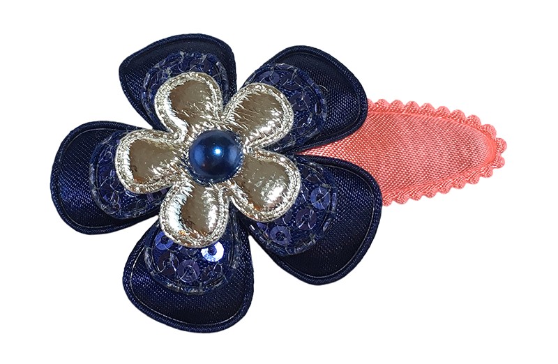 Leuk koraalroze peuter kleuter haarspeldje. 
Met een effen donkerblauw bloemetje, een donkerblauw bloemetje met pailletjes en een glanzend zilver bloemetje. 
Afgewerkt met een donkerblauw pareltje. 
