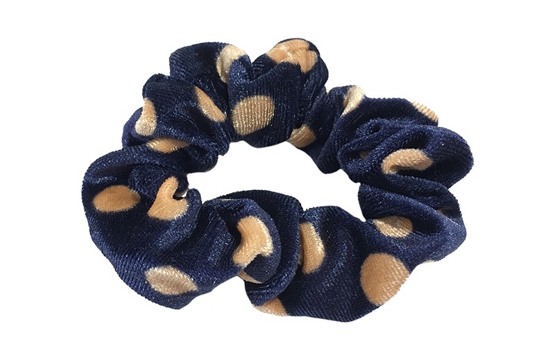 Vrolijke blauwe fluweel stoffen scrunchie met lichtbruine stippels. 
Van lekker zacht materiaal. 
Heel makkelijk een leuk kapsel met deze populaire elastieken. 
