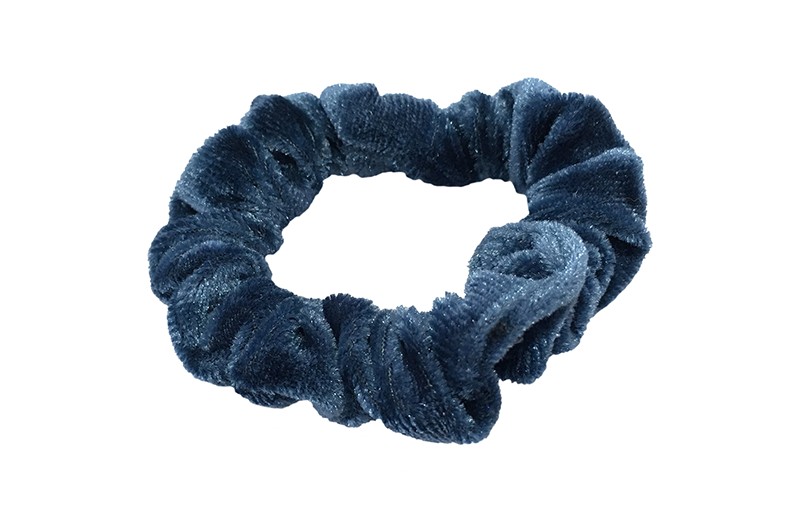 Leuke blauw fluweel stoffen scrunchie. 
Van lekker zacht materiaal. 
Heel makkelijk een leuk kapsel met deze populaire elastieken. 
Geschikt voor klein tot groot. Van peuter en kleuter meiden tot tiener meiden.