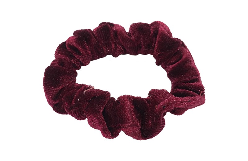 Leuke bordeaux rode fluweel stoffen scrunchie. Van lekker zacht materiaal.
Heel makkelijk een leuk kapsel met deze populaire elastieken. 
Geschikt voor klein tot groot. Van peuter en kleuter meiden tot tiener meiden.