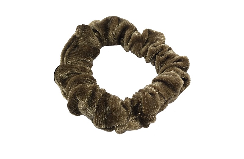 Leuke bruine fluweel stoffen scrunchie. Van lekker zacht materiaal.
Heel makkelijk een leuk kapsel met deze populaire elastieken. 
Geschikt voor klein tot groot. Van peuter en kleuter meiden tot tiener meiden.