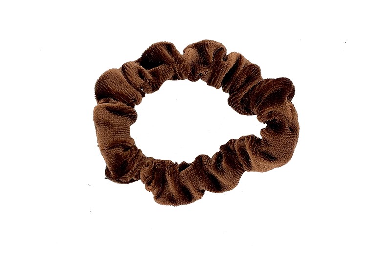 Leuke (kastanje)bruine fluweel stoffen scrunchie. Van lekker zacht materiaal. Heel makkelijk een leuk kapsel met deze populaire elastieken. Geschikt voor klein tot groter, peuter en kleuter meiden.