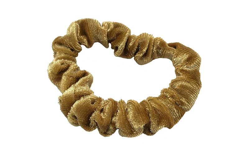 Leuke Camel bruine fluweel stoffen scrunchie. 
Van lekker zacht materiaal. 
Heel makkelijk een leuk kapsel met deze populaire elastieken. 
Geschikt voor klein tot groot. Van peuter en kleuter meiden tot tiener meiden.