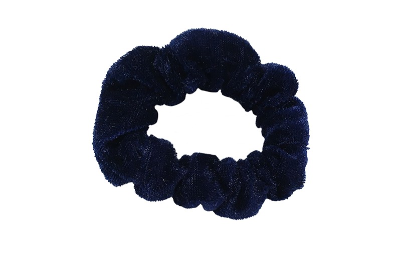 Leuke donker blauwe fluweel stoffen scrunchie. Van lekker zacht materiaal.
Heel makkelijk een leuk kapsel met deze populaire elastieken. 
Geschikt voor klein tot groot. Van peuter en kleuter meiden tot tiener meiden. 