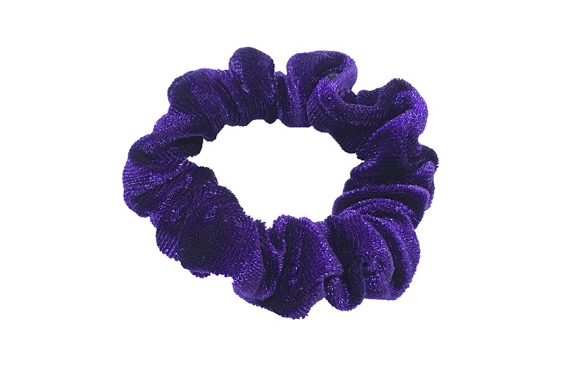 Leuke donker paarse fluweel stoffen scrunchie. Van lekker zacht materiaal.
Heel makkelijk een leuk kapsel met deze populaire elastieken. 
Geschikt voor klein tot groot. Van peuter en kleuter meiden tot tiener meiden.
