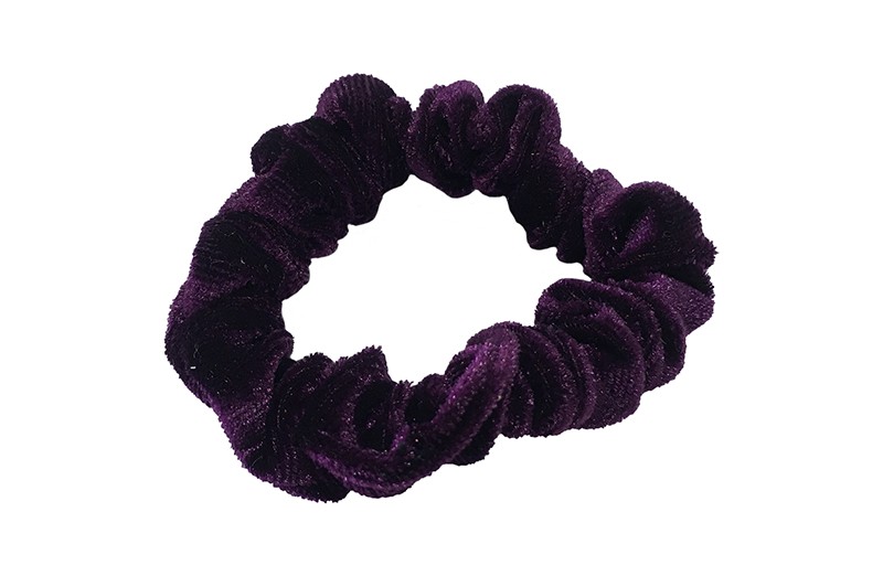 Leuke donker paarse fluweel stoffen scrunchie. Van lekker zacht materiaal.
Heel makkelijk een leuk kapsel met deze populaire elastieken. 
Geschikt voor klein tot groot. Van peuter en kleuter meiden tot tiener meiden.