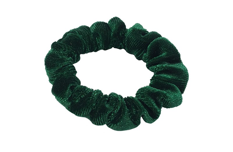 Leuke donkergroene fluweel stoffen scrunchie. Van lekker zacht materiaal.
Heel makkelijk een leuk kapsel met deze populaire elastieken. 
Geschikt voor klein tot groot. Van peuter en kleuter meiden tot tiener meiden.
