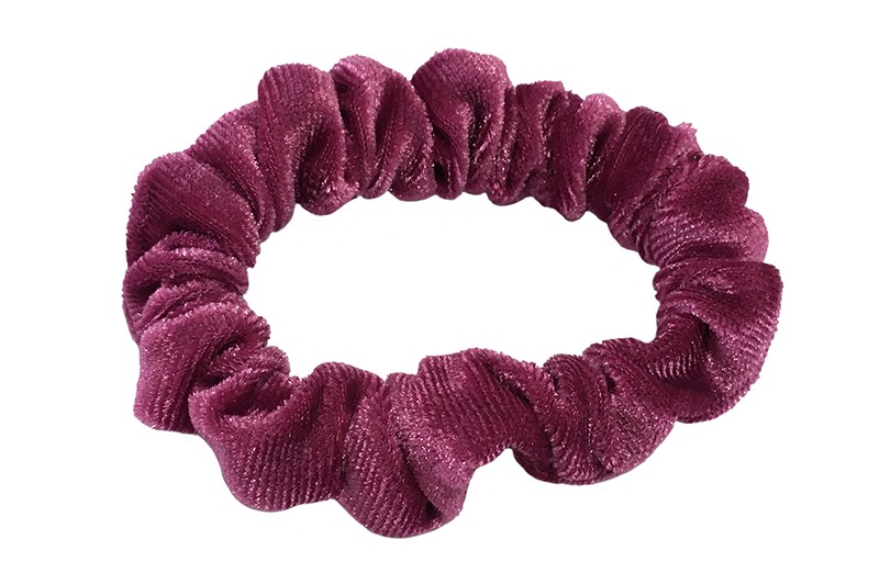 Leuke framboos roze fluweel stoffen scrunchie. Van lekker zacht materiaal.
Heel makkelijk een leuk kapsel met deze populaire elastieken. 
Geschikt voor klein tot groter, peuter en kleuter meiden.