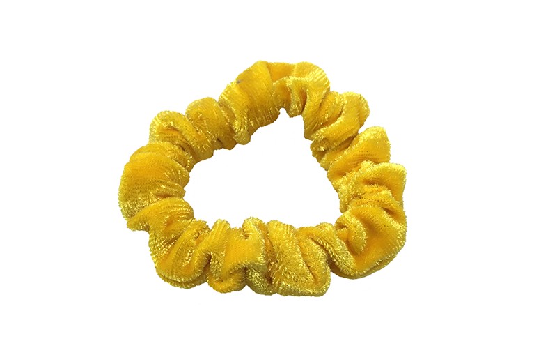 Leuke gele fluweel stoffen scrunchie. Van lekker zacht materiaal.
Heel makkelijk een leuk kapsel met deze populaire elastieken. 
Geschikt voor klein tot groot. Van peuter en kleuter meiden tot tiener meiden.
