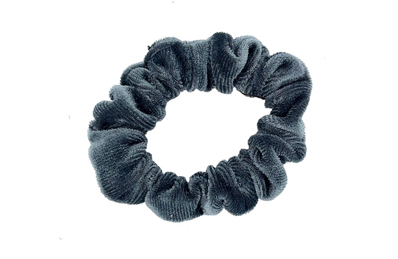 Leuke fluweel stoffen scrunchie grijs. Van lekker zacht materiaal. Heel makkelijk een leuk kapsel met deze populaire elastieken. Geschikt voor klein tot groter, peuter en kleuter meiden.