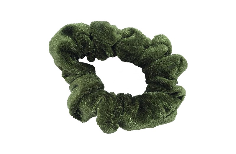 Leuke (olijf)groene fluweel stoffen scrunchie. Van lekker zacht materiaal.
Heel makkelijk een leuk kapsel met deze populaire elastieken. 
Geschikt voor klein tot groot. Van peuter en kleuter meiden tot tiener meiden. 