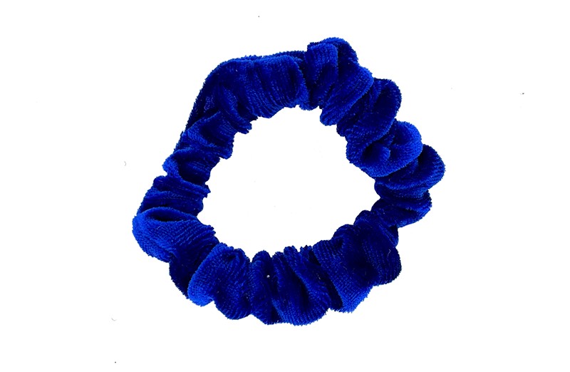 Leuke kobalt blauwe fluweel stoffen scrunchie. Van lekker zacht materiaal. Heel makkelijk een leuk kapsel met deze populaire elastieken. Geschikt voor klein tot groter, peuter en kleuter meiden.