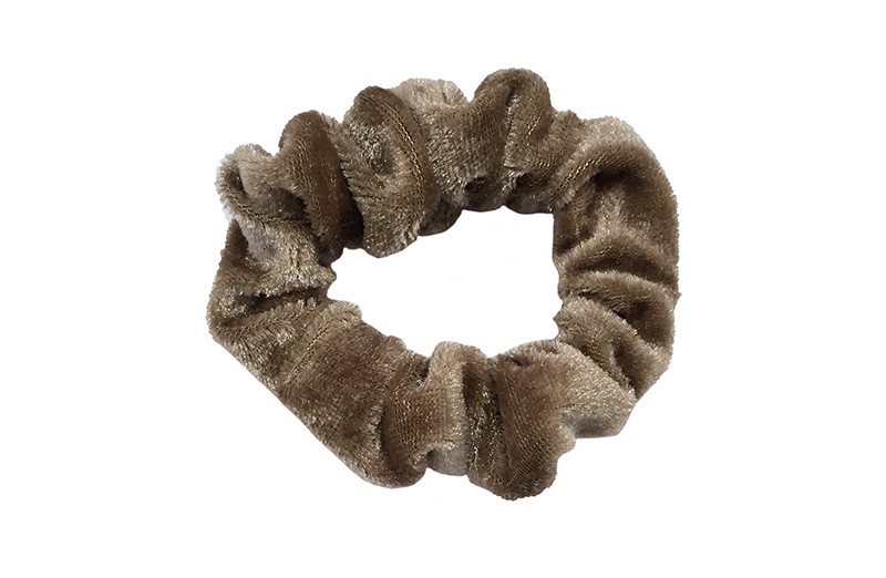 Leuke zand/licht bruine fluweel stoffen scrunchie. Van lekker zacht materiaal.
Heel makkelijk een leuk kapsel met deze populaire elastieken. 
Geschikt voor klein tot groot. Van peuter en kleuter meiden tot tiener meiden. 