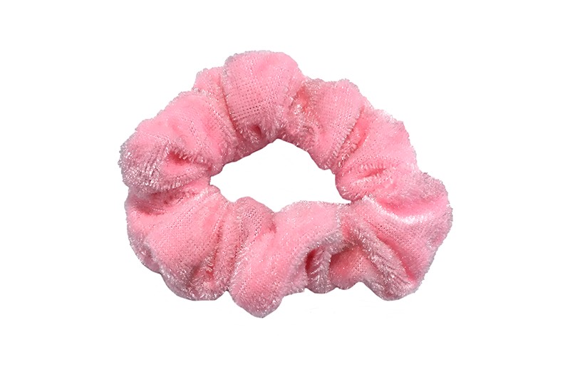 Leuke licht roze fluweel stoffen scrunchie. Van lekker zacht materiaal.
Heel makkelijk een leuk kapsel met deze populaire elastieken. 
Geschikt voor klein tot groot. Van peuter en kleuter meiden tot tiener meiden. 