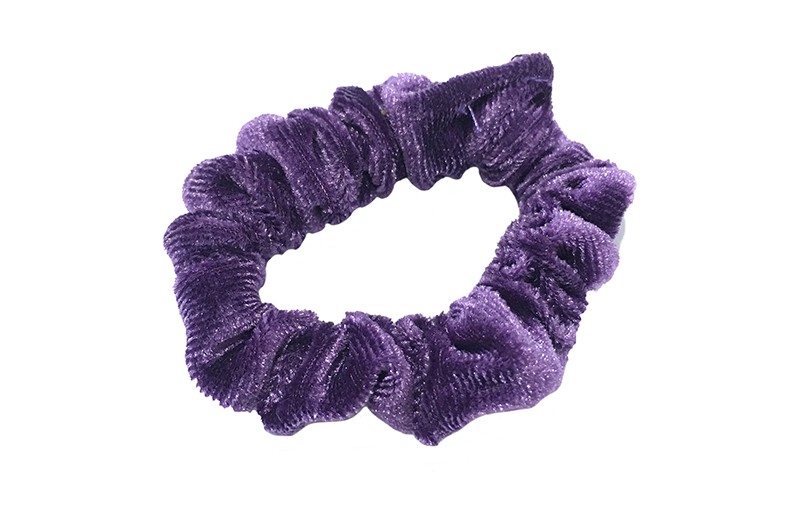 Leuke lila paarse fluweel stoffen scrunchie. Van lekker zacht materiaal.
Heel makkelijk een leuk kapsel met deze populaire elastieken. 
Geschikt voor klein tot groot. Van peuter en kleuter meiden tot tiener meiden.