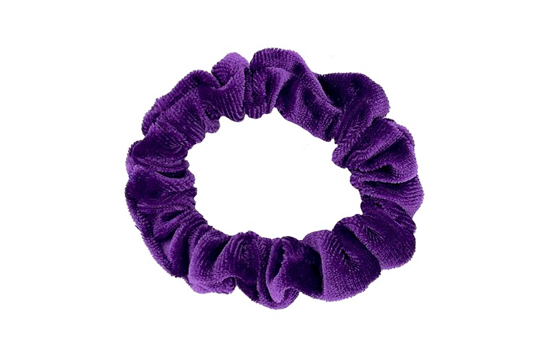 Leuke paarse fluweel stoffen scrunchie. Van lekker zacht materiaal. Heel makkelijk een leuk kapsel met deze populaire elastieken. Geschikt voor klein tot groter, peuter en kleuter meiden.