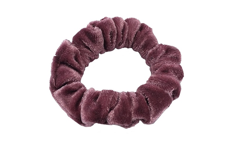 Leuke (paars)roze fluweel stoffen scrunchie. Van lekker zacht materiaal.
Heel makkelijk een leuk kapsel met deze populaire elastieken. 
Geschikt voor klein tot groot. Van peuter en kleuter meiden tot tiener meiden.