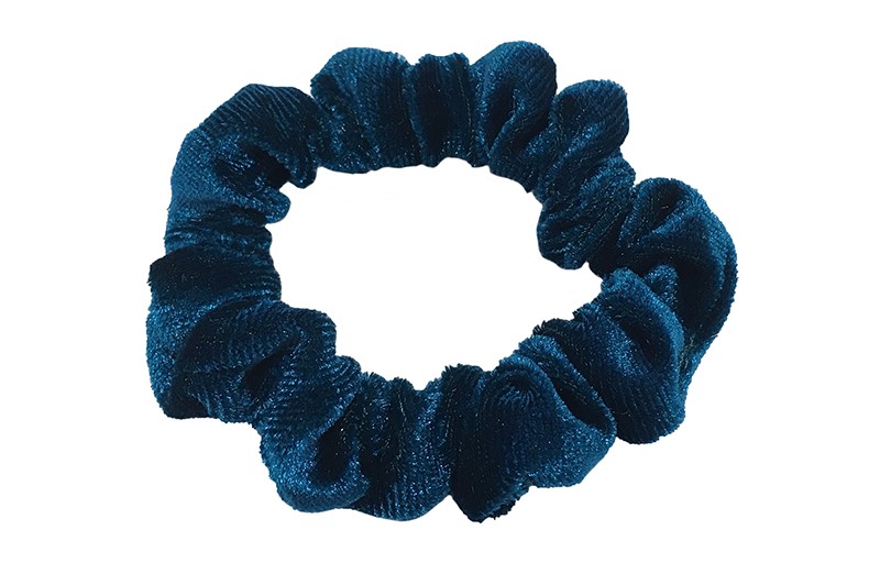 Leuke petrol (blauw) fluweel stoffen scrunchie. Van lekker zacht materiaal. 
Heel makkelijk een leuk kapsel met deze populaire elastieken. 
Geschikt voor klein tot groter, peuter, kleuter, tiener. 