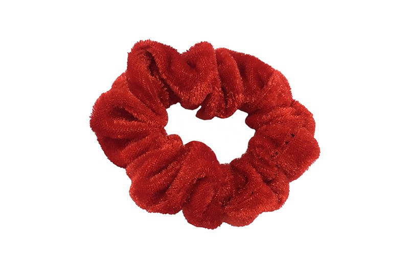 Leuke rode fluweel stoffen scrunchie. Van lekker zacht materiaal.
Heel makkelijk een leuk kapsel met deze populaire elastieken. 
Geschikt voor klein tot groot. Van peuter en kleuter meiden tot tiener meiden. 