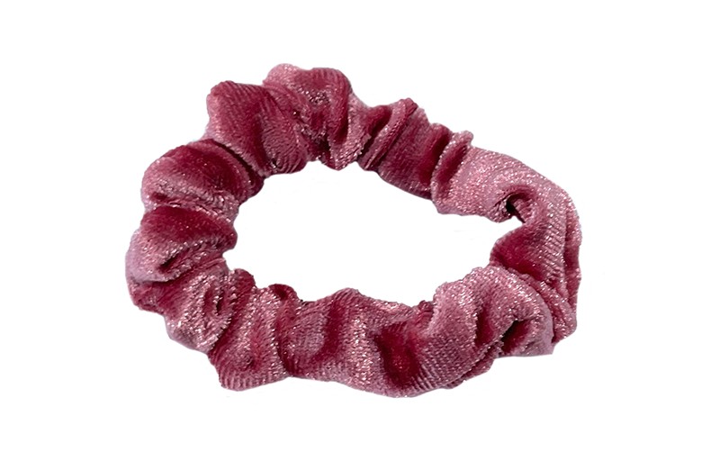 Leuke roze fluweel stoffen scrunchie. 
Van lekker zacht materiaal. 
Heel makkelijk een leuk kapsel met deze populaire elastieken. 
Geschikt voor klein tot groot. Van peuter en kleuter meiden tot tiener meiden.