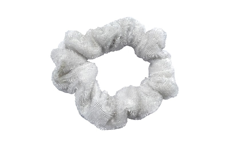 Leuke witte fluweel stoffen scrunchie. Van lekker zacht materiaal.
Heel makkelijk een leuk kapsel met deze populaire elastieken. 
Geschikt voor klein tot groot. Van peuter en kleuter meiden tot tiener meiden. 